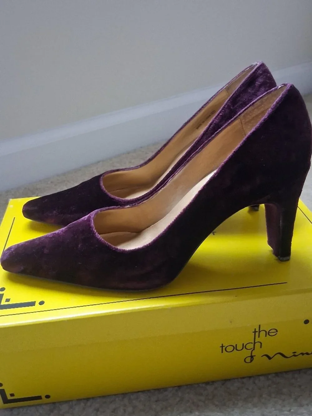 Vintage Y2K The Touch of Nina Wine Velvet Pumps Heels 6.5M